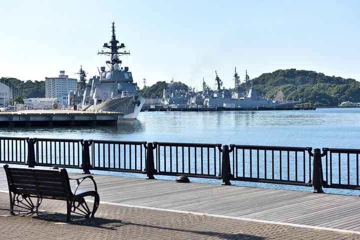 横須賀港の公園から見える軍艦 