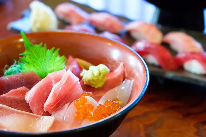美味しそうな新鮮マグロ丼 背景にマグロのお寿司