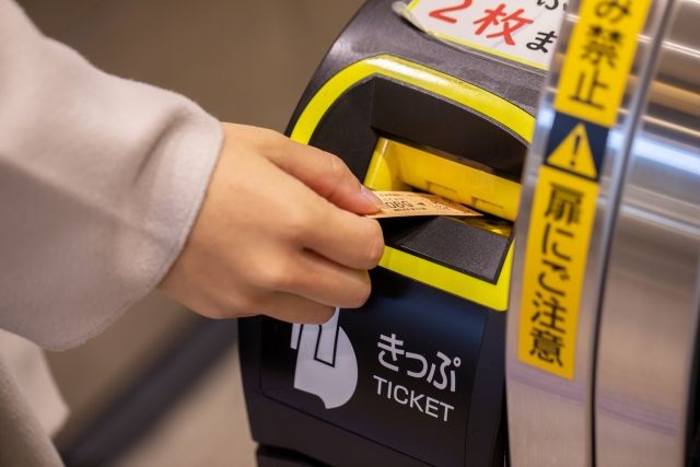 改札に切符を入れるイメージ画像