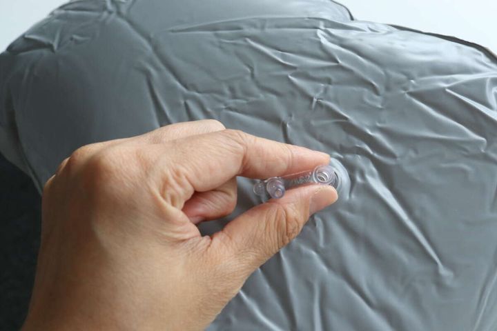 ダイソーのエアーフットレストはポンプ不要で膨らむ
