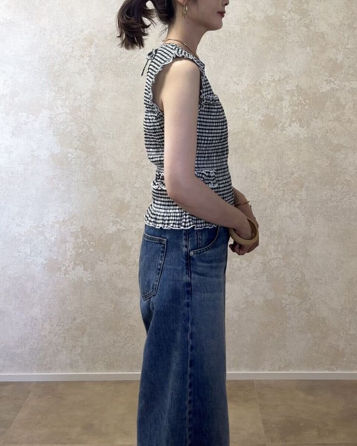 ユニクロ シャーリングTノースリーブ デニム合わせの丈感（横）