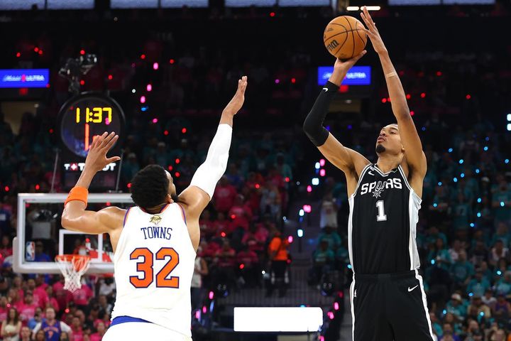 画像: NBAファイナル第1戦でシュートを放つスパーズのビクター・ウェンバンヤマ Photo by Gregory Shamus/Getty Images