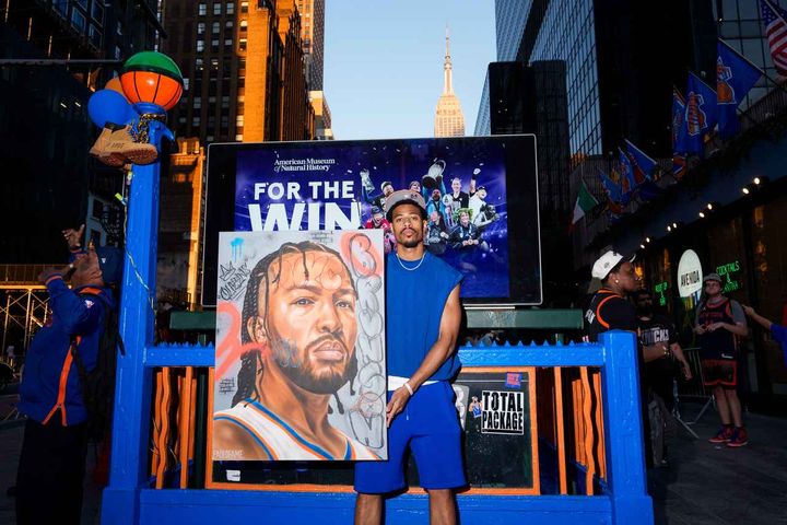 画像: NBAファイナル第1戦を前に、地下鉄もニックス色となり盛り上がるニューヨークの街。写真はジェイレン・ブランソンの絵とともに立つアーティストのポール・ジョンソンさん Photo by Adam Gray/Getty Images