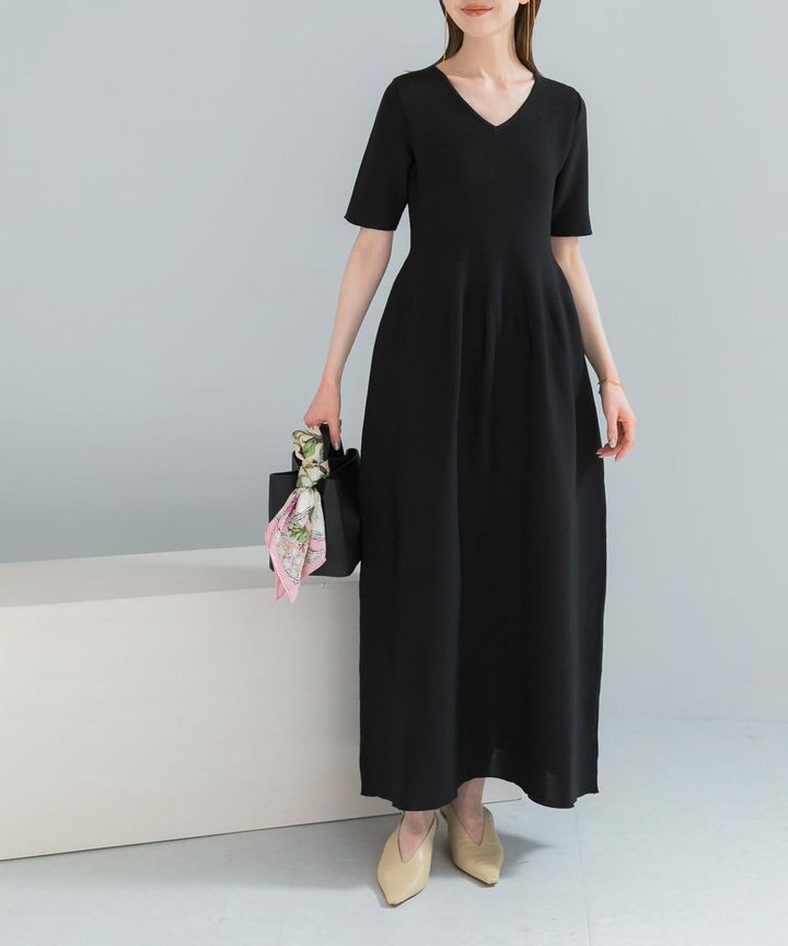 画像: 「フォルムニットVネックワンピース」￥19,800 出典：アーバンリサーチ ロッソ