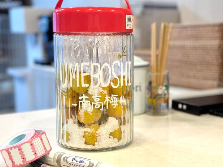 赤い保存瓶にペイントマッキーのホワイトペンを使用