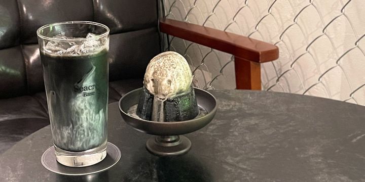 左から「BLACKラテ」800円、「Affogato Black Pudding -漆-」1000円