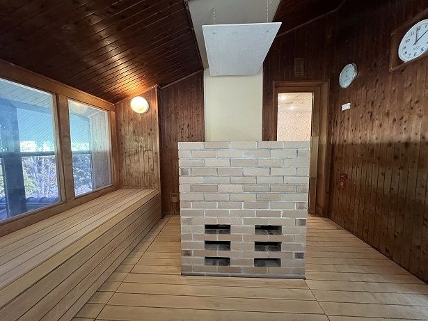 屋内のドライサウナも水着着用で男女一緒に利用できる