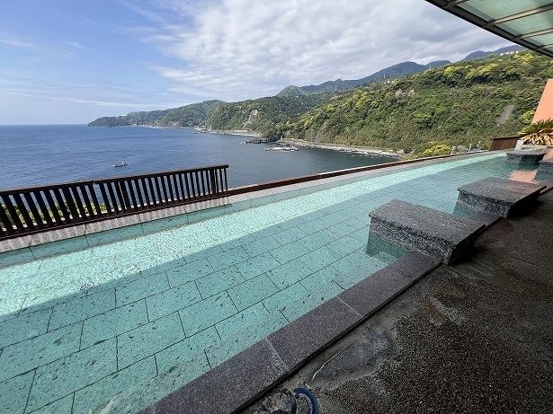 目の前に広がるパノラマを温泉に入りながら堪能できる「赤沢日帰り温泉館」