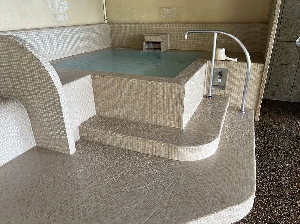 水風呂の浴槽いっぱいに水が張られていて、オーバーフローがたまらない