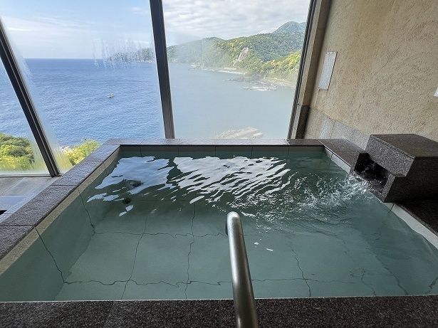 水風呂からも海が見える
