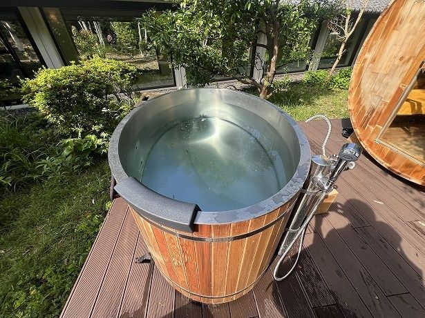 屋外で入る水風呂はこれからの季節、特に気持ちいい