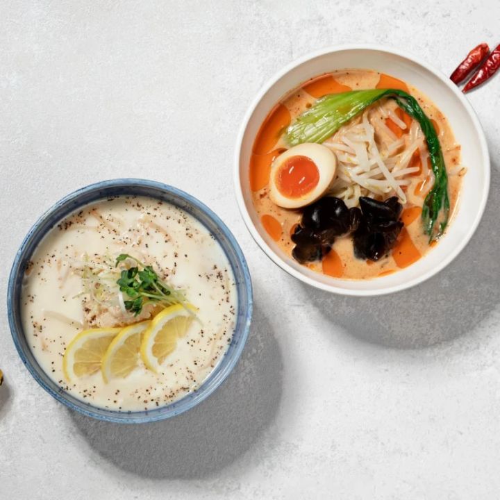 2種類のラーメンが写った写真