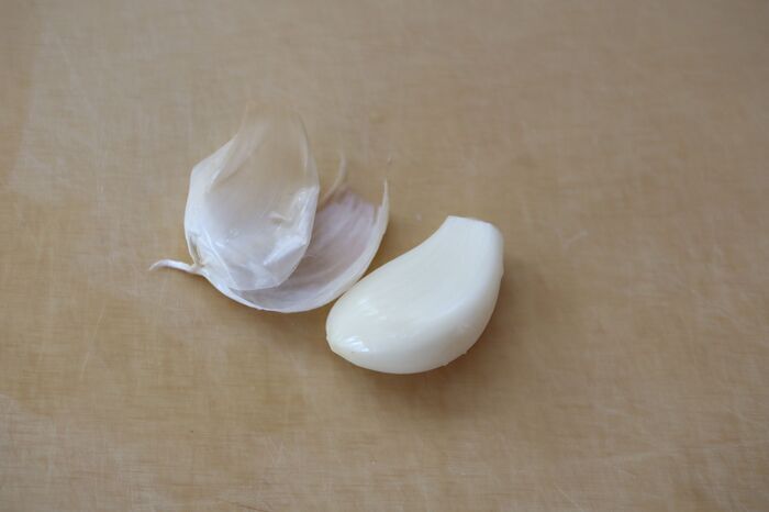 にんにく、野菜室に入れてたら損！実は「冷凍」が正解だった♡今知っておきたい長持ち保存ワザ