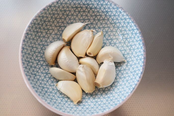 にんにく、野菜室に入れてたら損！実は「冷凍」が正解だった♡今知っておきたい長持ち保存ワザ
