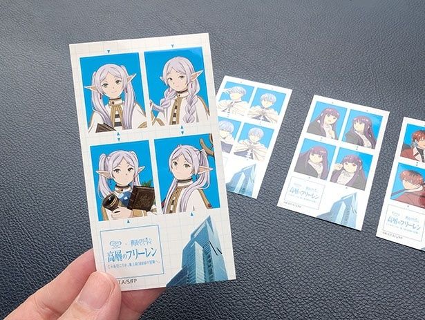 証明写真風ステッカー(全4種)は、ランダム配布。スマホケースに挟みやすいサイズ