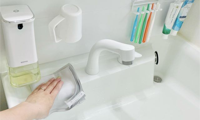 洗面所を拭く