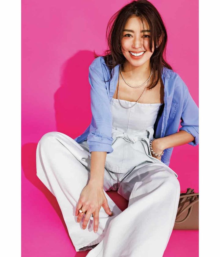松本莉緒 デニムベアトップ デニムパンツ ブルーシャツ セットアップ コーデ
