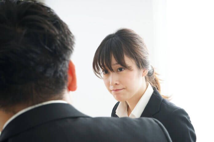 モテる女性が無意識でやっている沼るテクニック「目を見て話す」