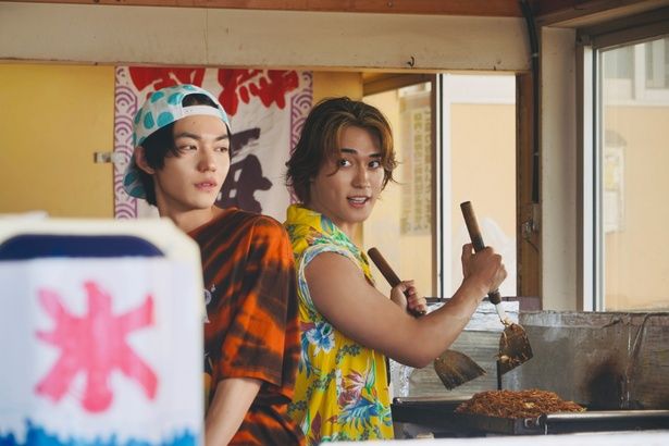 海の家でのバイトなど夏らしい光景も [c]映画「ウォーターガーディアンズ」製作委員会