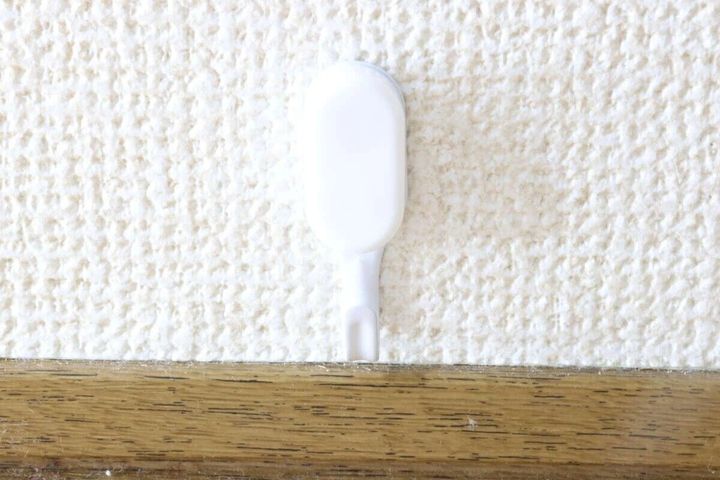 ダイソー 壁面にしっかり固定ピンフック（クロスタイプ、ダブル、ホワイト） 使用例