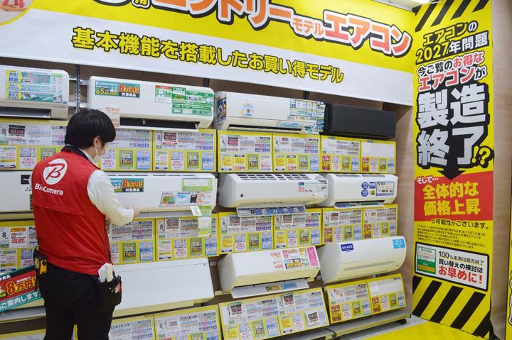 エアコンの買い替えを促すポスターが貼られた家電量販店の売り場（2026年5月22日、時事通信フォト）