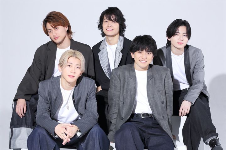 （前列左から）末澤誠也、正門良規、（後列左から）小島健、佐野晶哉、西村拓哉 クランクイン！ 写真：高野広美 width=