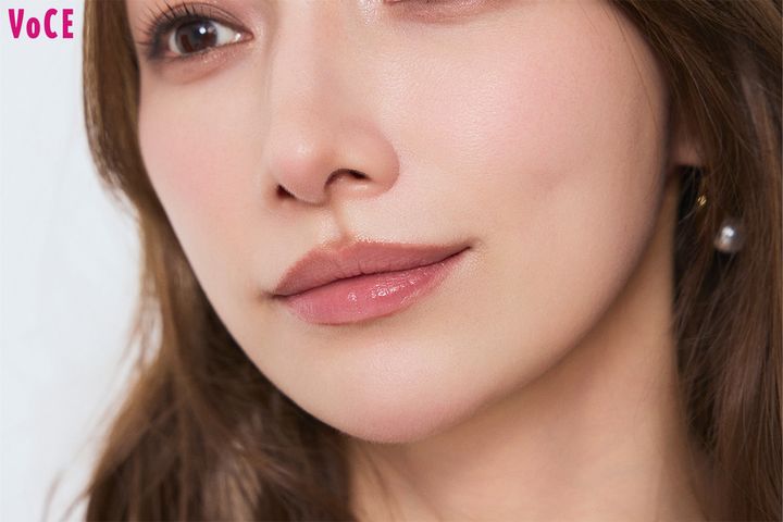 チーク・リップは青みカラーの重ねづけで透明感をプラス