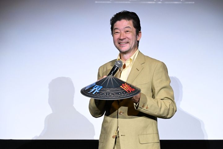 映画『モータルコンバット／ネクストラウンド』初日舞台あいさつに登場した浅野忠信 （C）2026 Warner Bros. Ent. All rights reserved width=