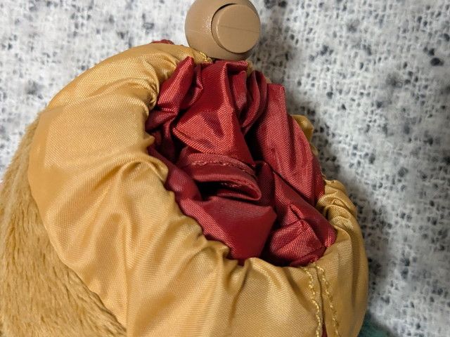 キウイブラザーズのぬいぐるみの中にエコバッグが収納されている様子