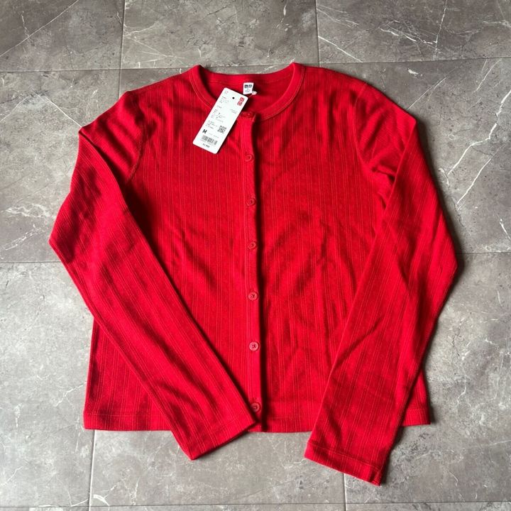 ユニクロ ポインテールカーディガン 17 REDの商品写真（置き撮り）