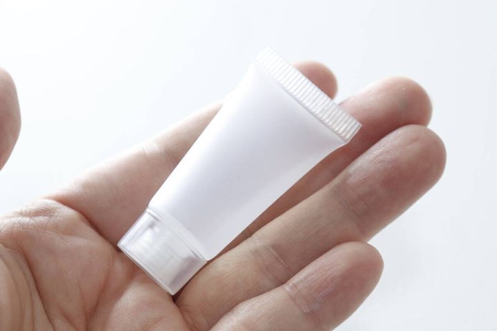 チューブ型詰め替え容器（8mL、3個） サイズ感