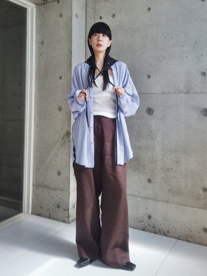 2026夏大人女性おすすめストライプシャツブラウンワイドパンツコーデ