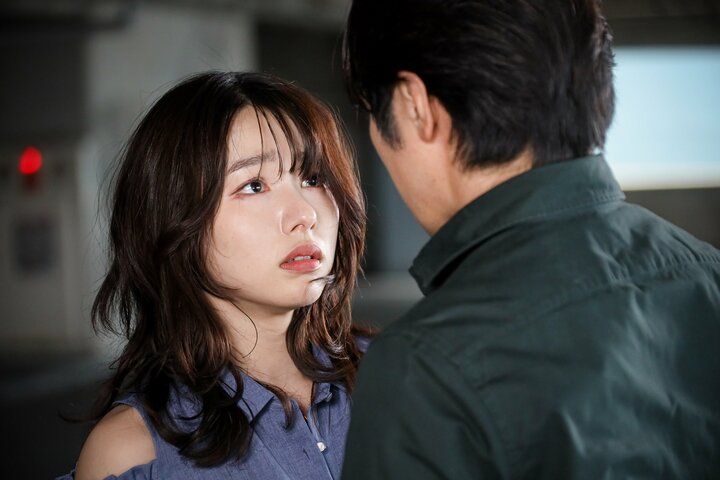 【写真・画像】「もういらないならはっきり言って…」 投げ飛ばされた不倫妻が涙の懇願→愛人が即謝罪に海外逃亡提案も… 『余命3ヶ月のサレ夫』第7話 1枚目