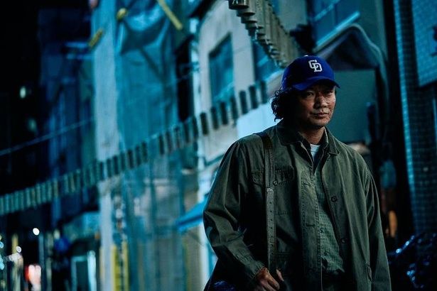 【写真を見る】顔の半分が火傷で皮膚がただれている埜本役に綾野剛 [c]2026「mentor」製作委員会