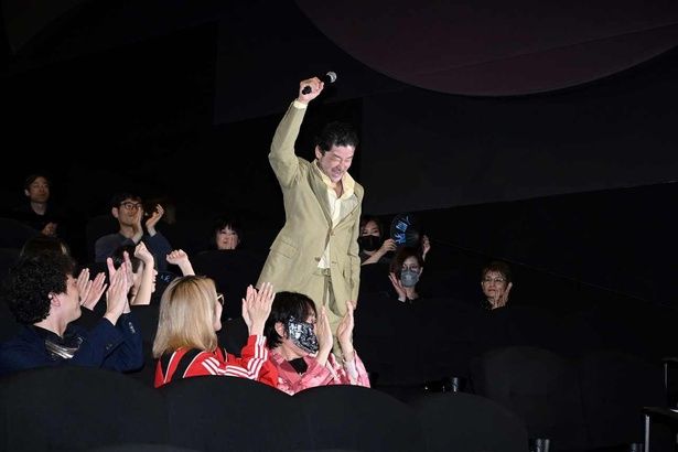 割れんばかりの拍手に包まれて浅野忠信が登場！ [c] 2026 Warner Bros. Ent. All rights reserved