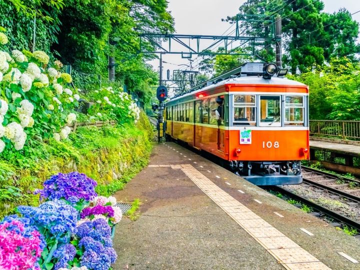 All About ニュース編集部が全国250人を対象に実施した「旅行先に関するアンケート」の調査結果から、梅雨に行きたいと思う「神奈川県の旅行先」ランキングを発表！ 2位「箱根」を抑えた1位は？
