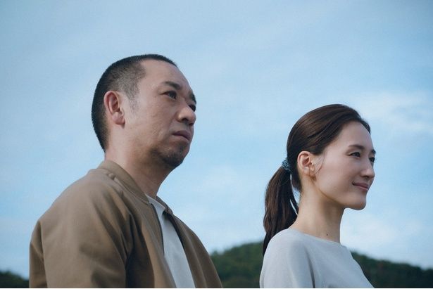 幼い子どもを亡くした夫婦を演じる、綾瀬はるかと千鳥の大悟 [c]2026フジテレビジョン・ギャガ・東宝・AOI Pro.