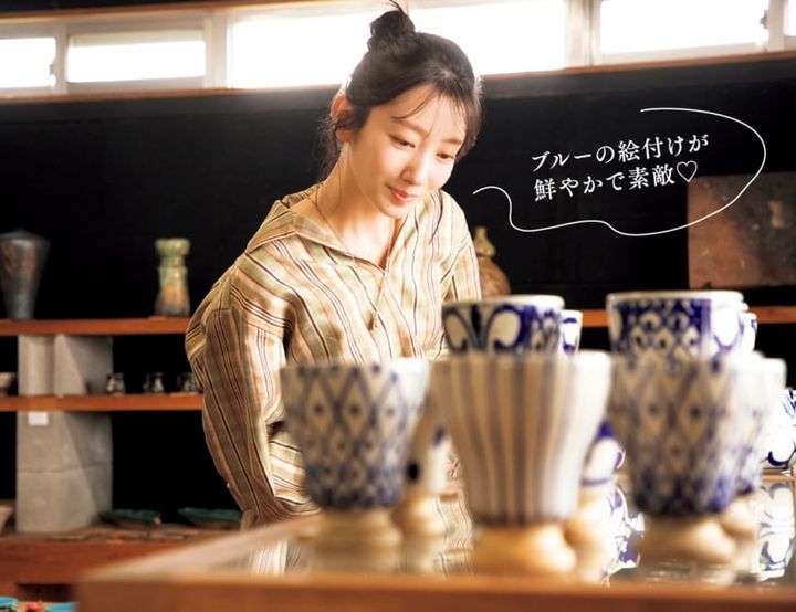 陶器工房壹で作品を眺める波瑠さん「ブルーの絵付けが鮮やかで素敵♡」