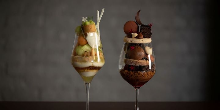 左から「白のパフェ」2900円（土・日曜3200円）、「黒のパフェ」2900円（土・日曜3200円）