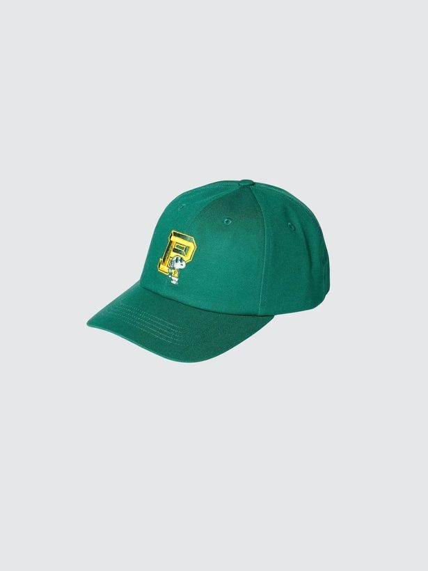 グリーンの「ピーナッツ UVカットキャップ」(1500円)は、黄色の「P」レタードと、その横に立つちびスヌーピーの刺しゅうがポイント