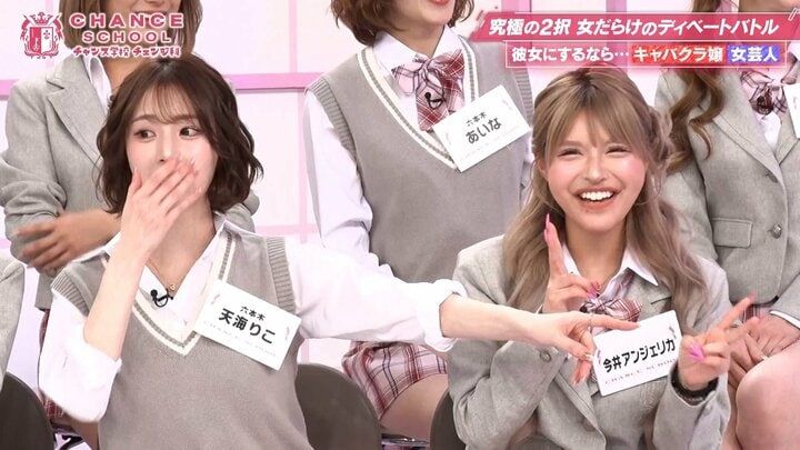伊藤のプライベートを暴露した今井アンジェリカ（右）