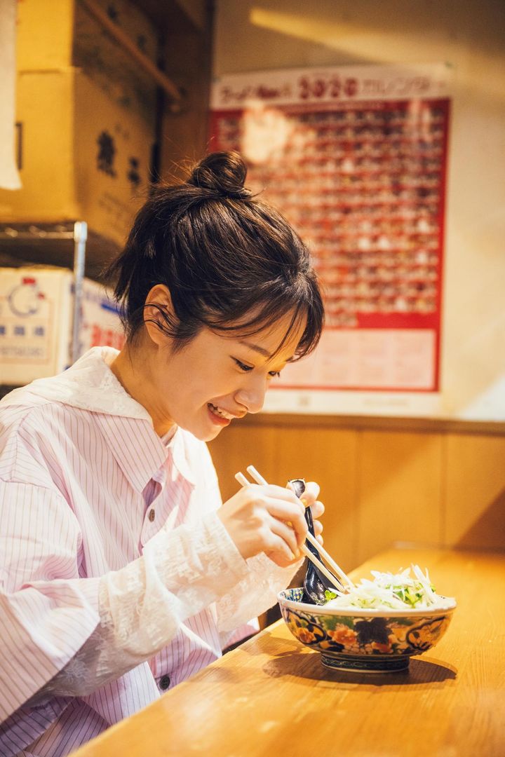 ラーメンを食べる藤間爽子