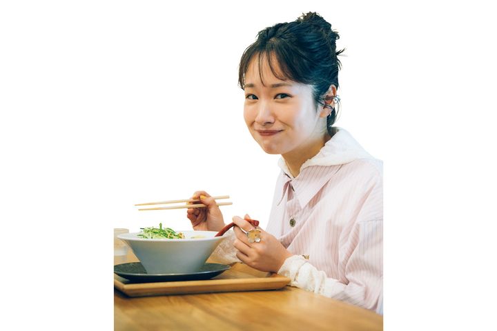 ラーメンを食べる藤間爽子