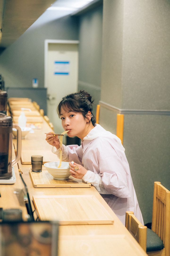 ラーメンを食べる藤間爽子