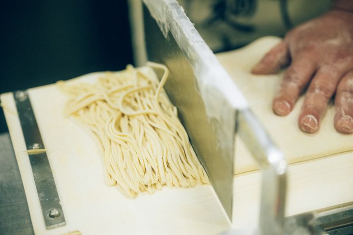 麺を打つ様子