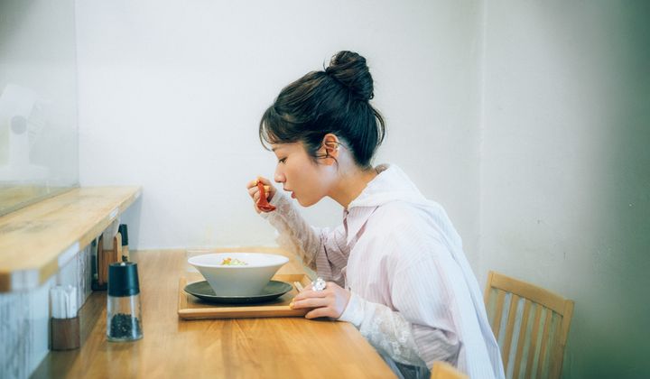 ラーメンを食べる藤間爽子