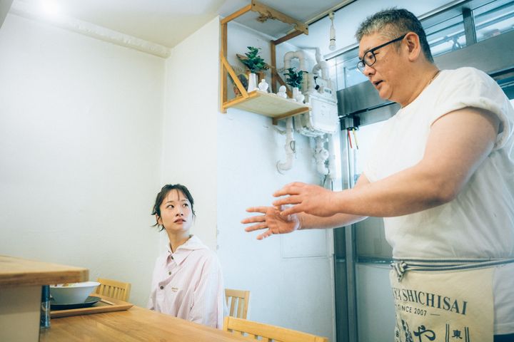 店員と話す藤間爽子
