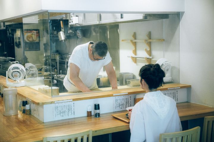 麺を打つ様子をみる藤間爽子