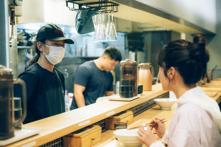 店員と話す藤間爽子