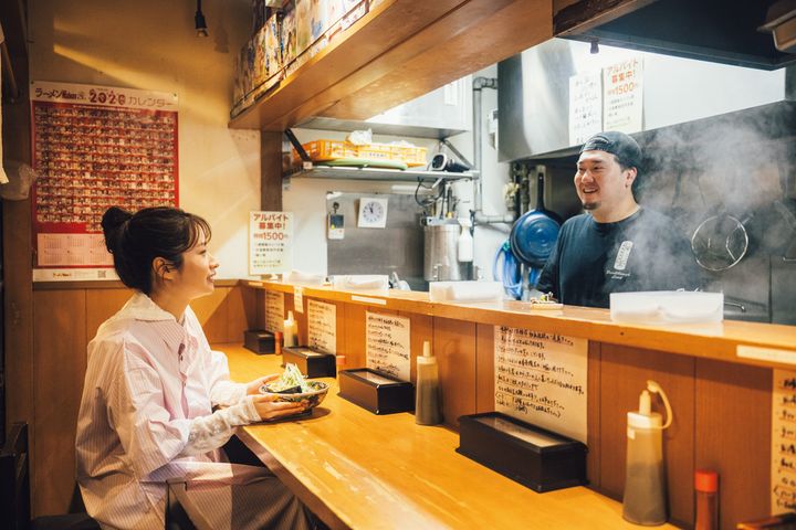 店員と話す藤間爽子